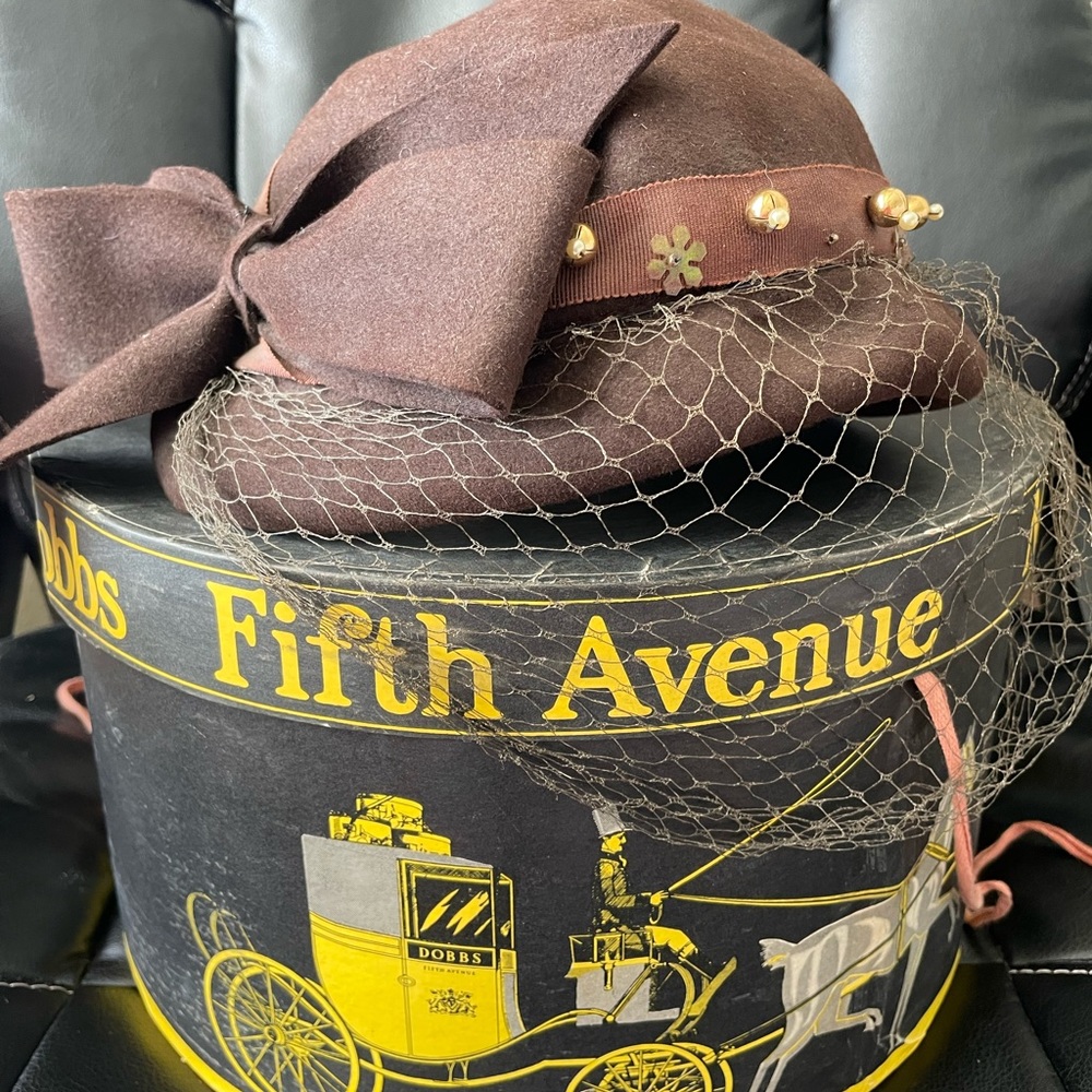 Vintage Dobbs Fifth Avenue Hat box with 4 Vintage Hats